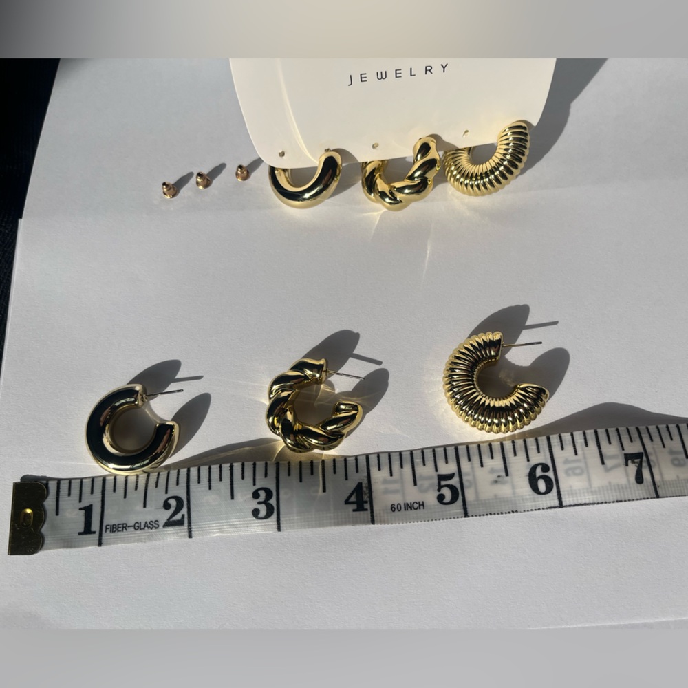 Brand New Elegant Gold Earrings - Picture 7 of 8